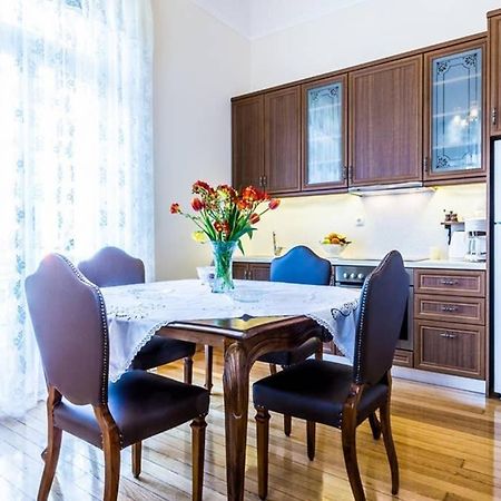 Neoclassical Apartment With 3 Bedrooms In Пирея Екстериор снимка