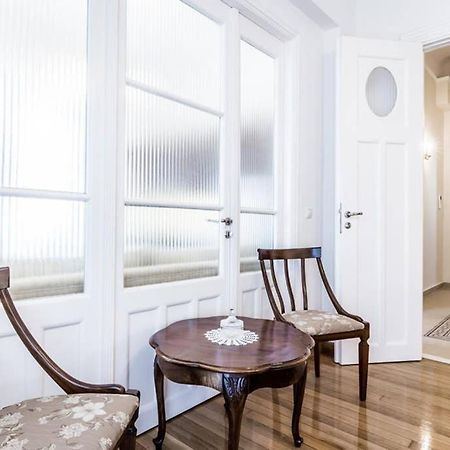 Neoclassical Apartment With 3 Bedrooms In Пирея Екстериор снимка