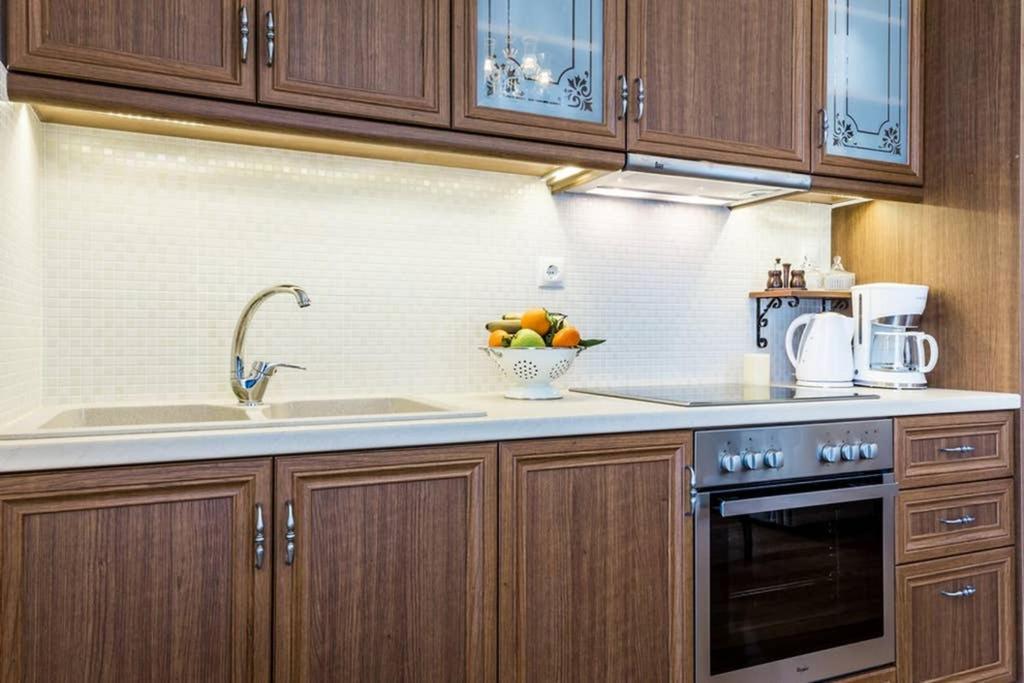 Neoclassical Apartment With 3 Bedrooms In Пирея Екстериор снимка
