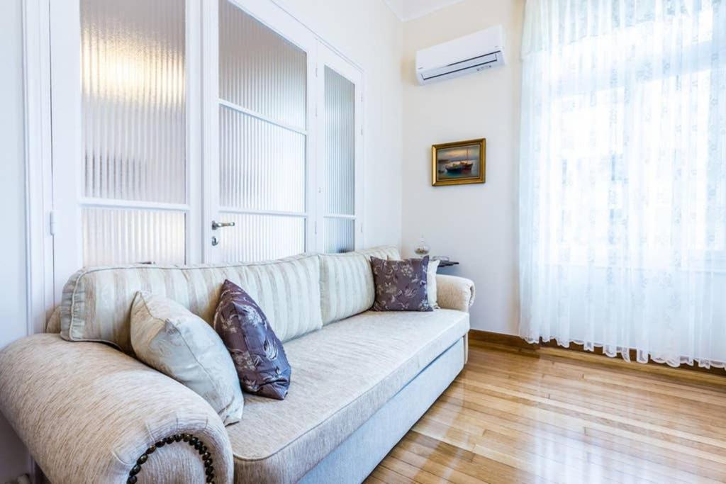 Neoclassical Apartment With 3 Bedrooms In Пирея Екстериор снимка