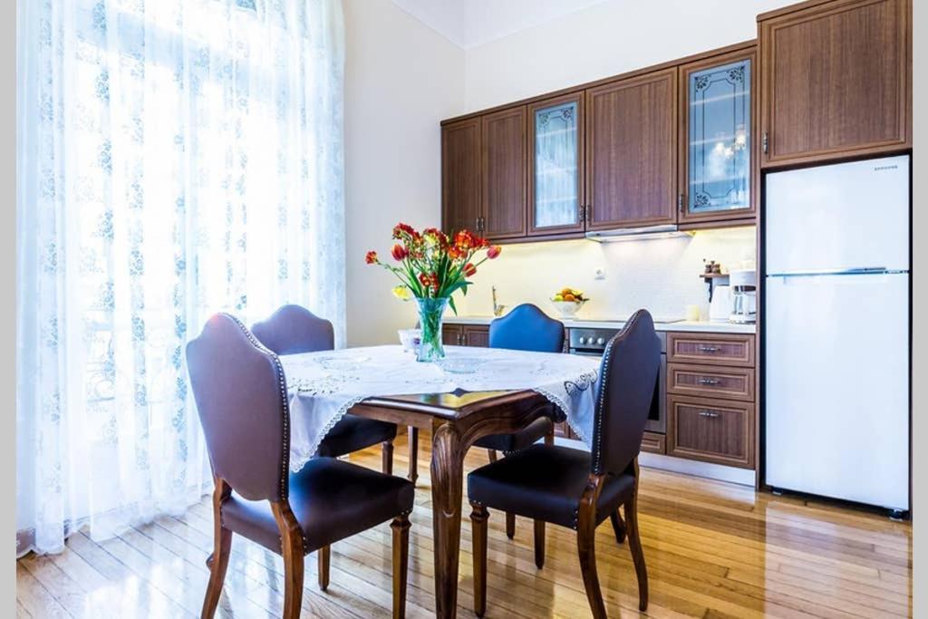 Neoclassical Apartment With 3 Bedrooms In Пирея Екстериор снимка