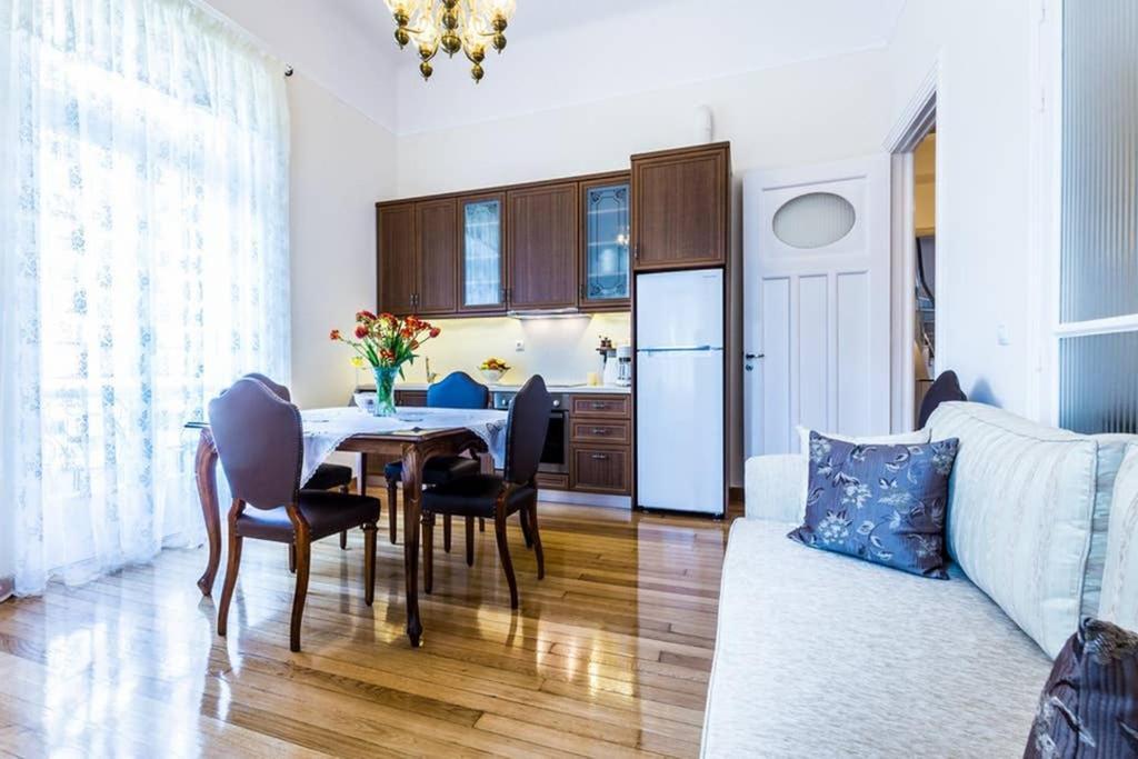 Neoclassical Apartment With 3 Bedrooms In Пирея Екстериор снимка