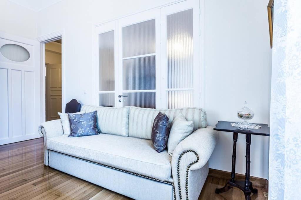 Neoclassical Apartment With 3 Bedrooms In Пирея Екстериор снимка