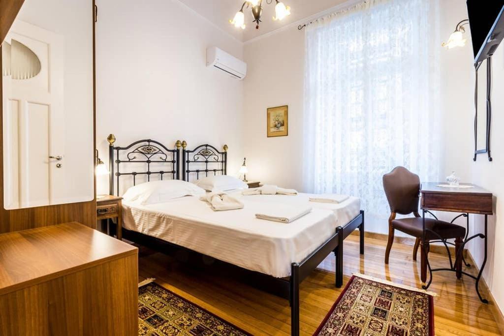 Neoclassical Apartment With 3 Bedrooms In Пирея Екстериор снимка
