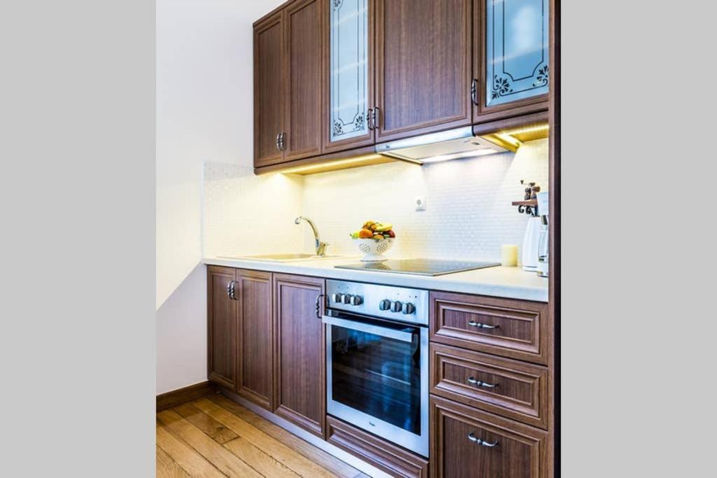 Neoclassical Apartment With 3 Bedrooms In Пирея Екстериор снимка