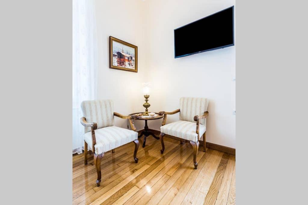 Neoclassical Apartment With 3 Bedrooms In Пирея Екстериор снимка