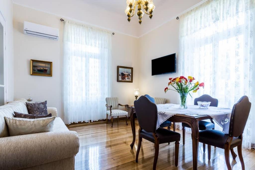 Neoclassical Apartment With 3 Bedrooms In Пирея Екстериор снимка