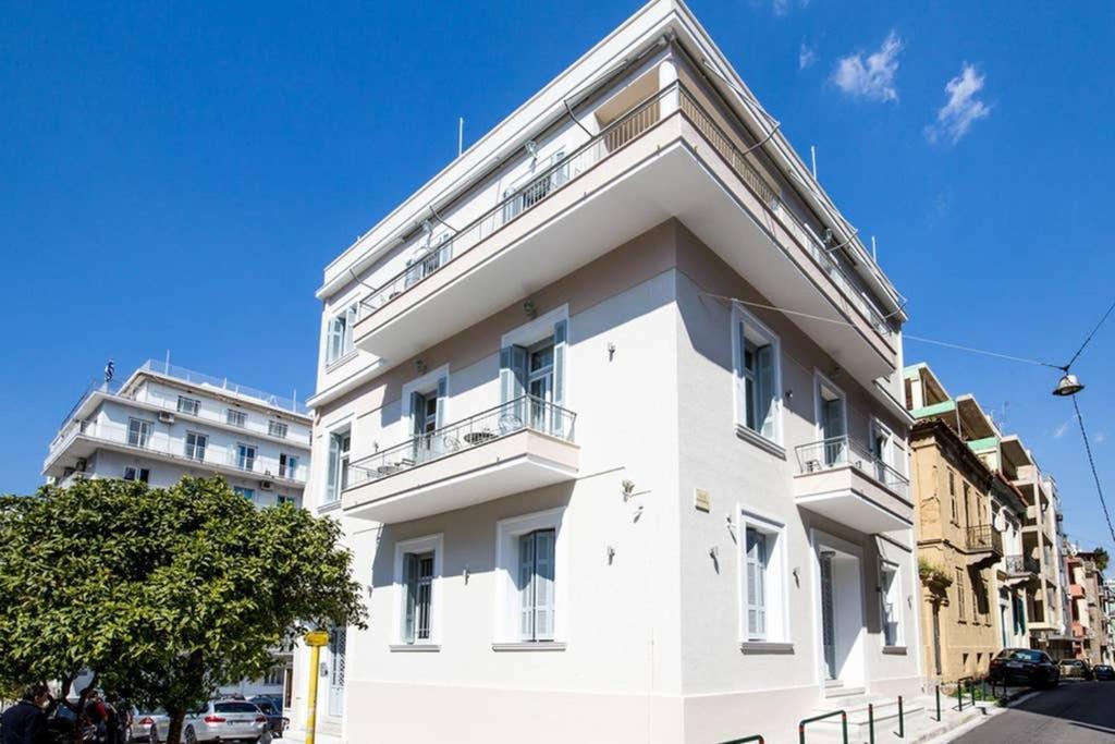 Neoclassical Apartment With 3 Bedrooms In Пирея Екстериор снимка
