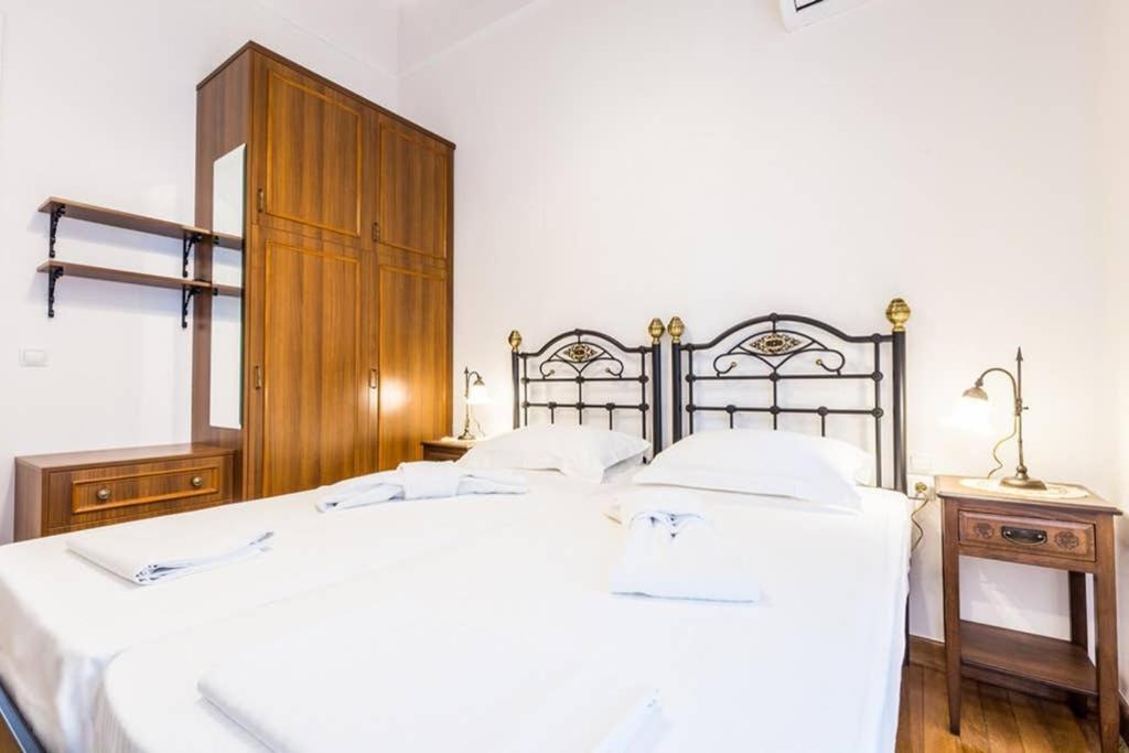 Neoclassical Apartment With 3 Bedrooms In Пирея Екстериор снимка
