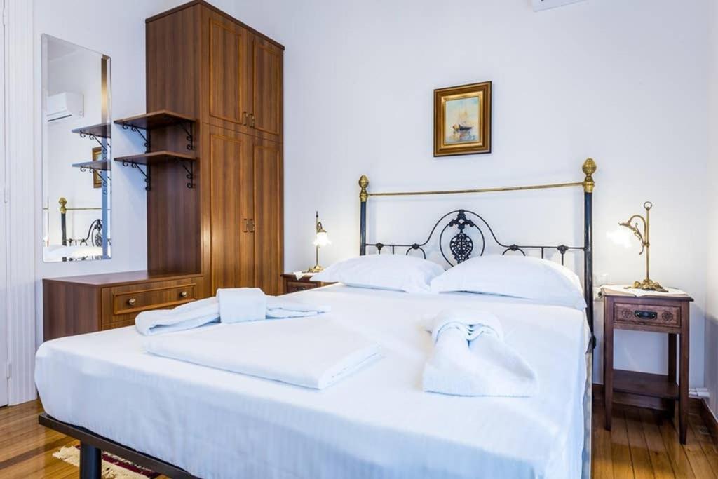 Neoclassical Apartment With 3 Bedrooms In Пирея Екстериор снимка