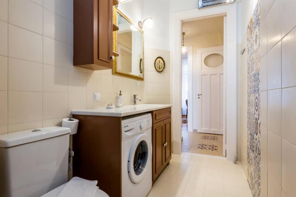 Neoclassical Apartment With 3 Bedrooms In Пирея Екстериор снимка