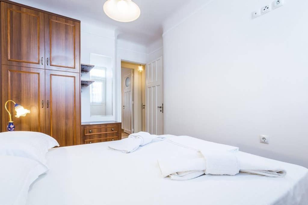 Neoclassical Apartment With 3 Bedrooms In Пирея Екстериор снимка