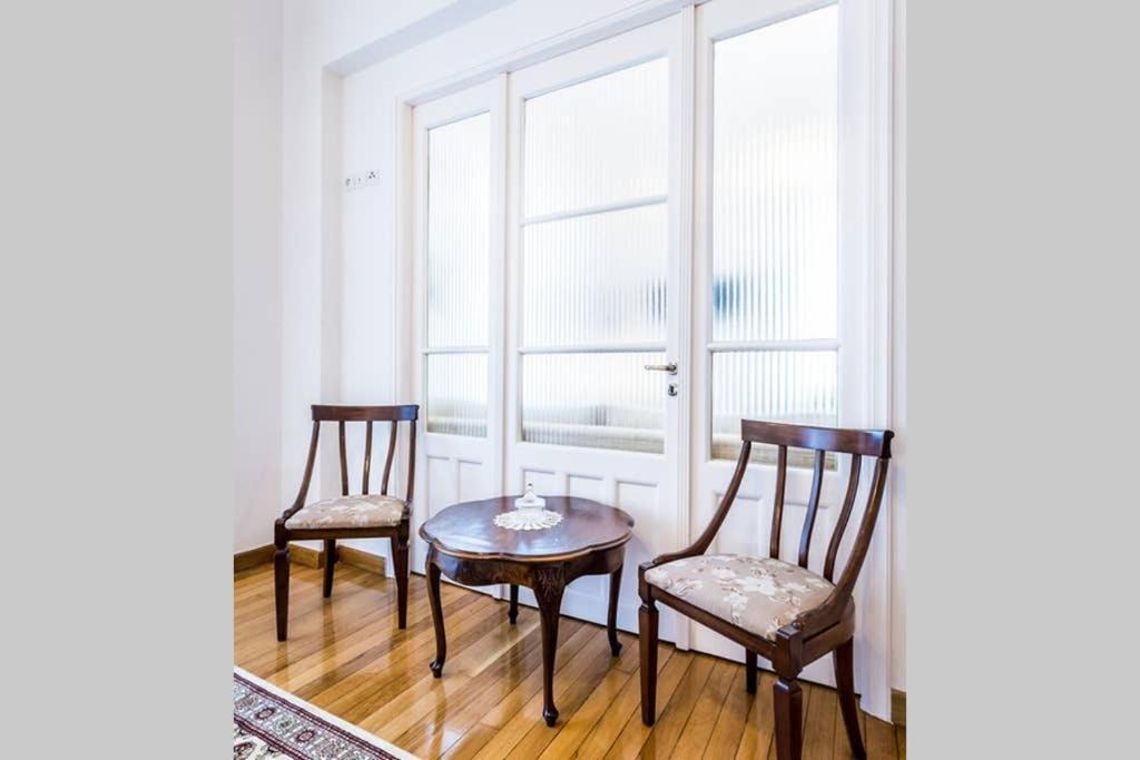 Neoclassical Apartment With 3 Bedrooms In Пирея Екстериор снимка