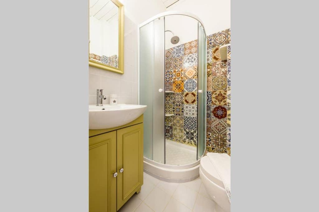 Neoclassical Apartment With 3 Bedrooms In Пирея Екстериор снимка
