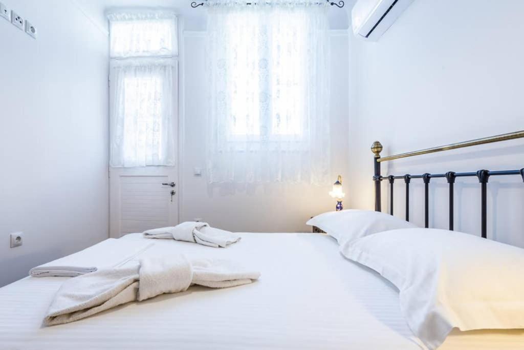 Neoclassical Apartment With 3 Bedrooms In Пирея Екстериор снимка