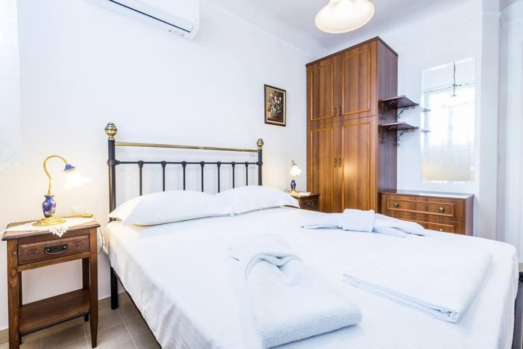 Neoclassical Apartment With 3 Bedrooms In Пирея Екстериор снимка
