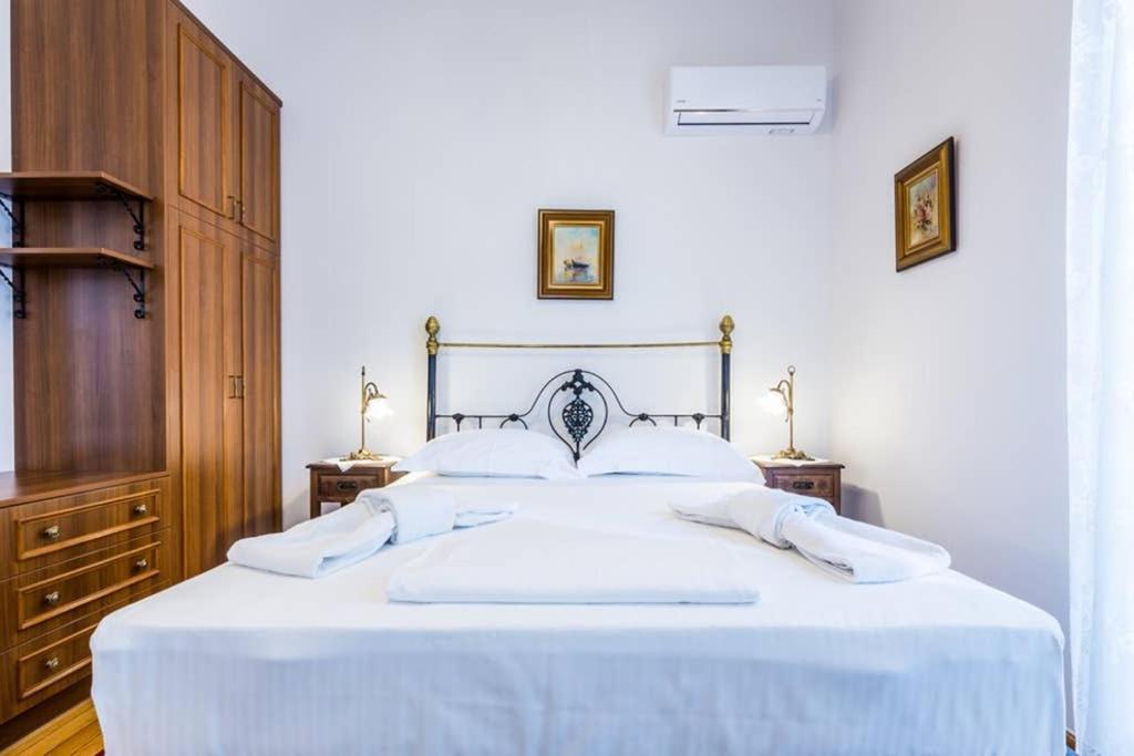 Neoclassical Apartment With 3 Bedrooms In Пирея Екстериор снимка