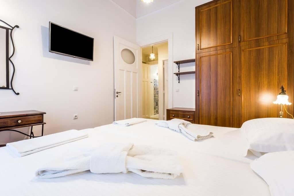 Neoclassical Apartment With 3 Bedrooms In Пирея Екстериор снимка
