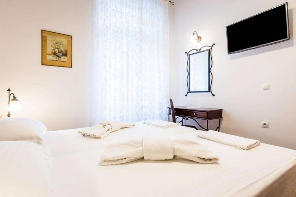Neoclassical Apartment With 3 Bedrooms In Пирея Екстериор снимка