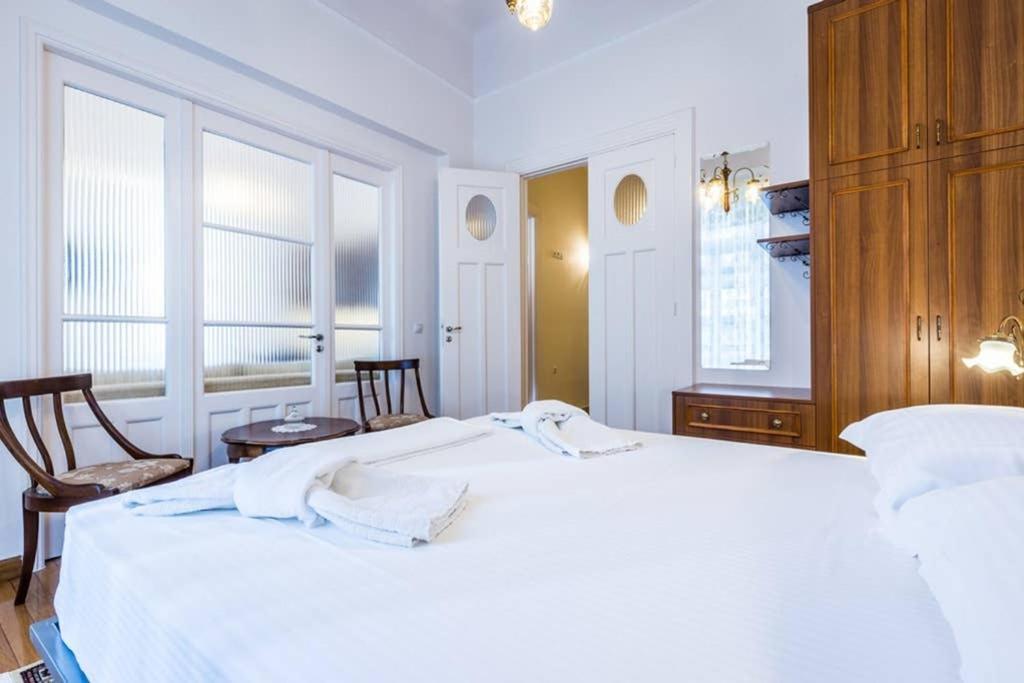 Neoclassical Apartment With 3 Bedrooms In Пирея Екстериор снимка