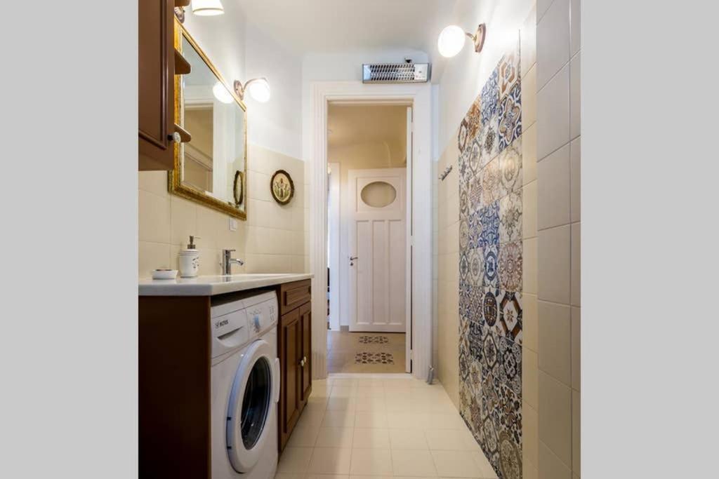 Neoclassical Apartment With 3 Bedrooms In Пирея Екстериор снимка