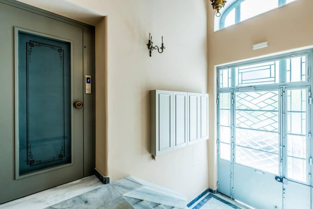 Neoclassical Apartment With 3 Bedrooms In Пирея Екстериор снимка