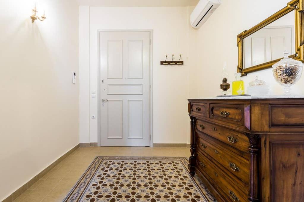 Neoclassical Apartment With 3 Bedrooms In Пирея Екстериор снимка