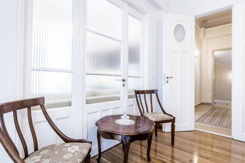 Neoclassical Apartment With 3 Bedrooms In Пирея Екстериор снимка