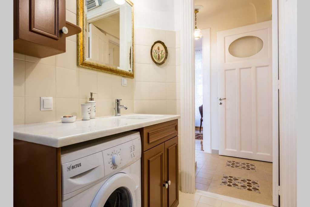 Neoclassical Apartment With 3 Bedrooms In Пирея Екстериор снимка