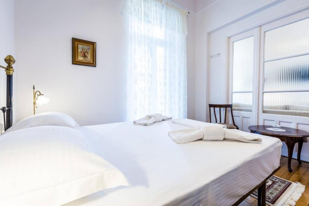 Neoclassical Apartment With 3 Bedrooms In Пирея Екстериор снимка